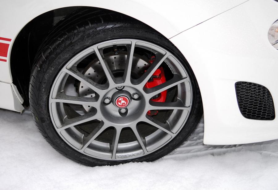 Колеса Abarth 500 esseesse 2009 года  (UK) (фото 20 из 29)